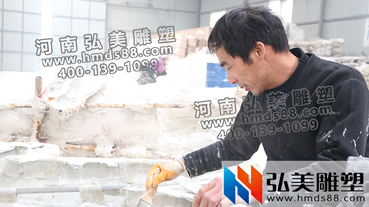 通過手糊方法，玻璃鋼模具脫模平攤用樹脂填充鋪放玻璃纖維和方格麻布、更具韌性