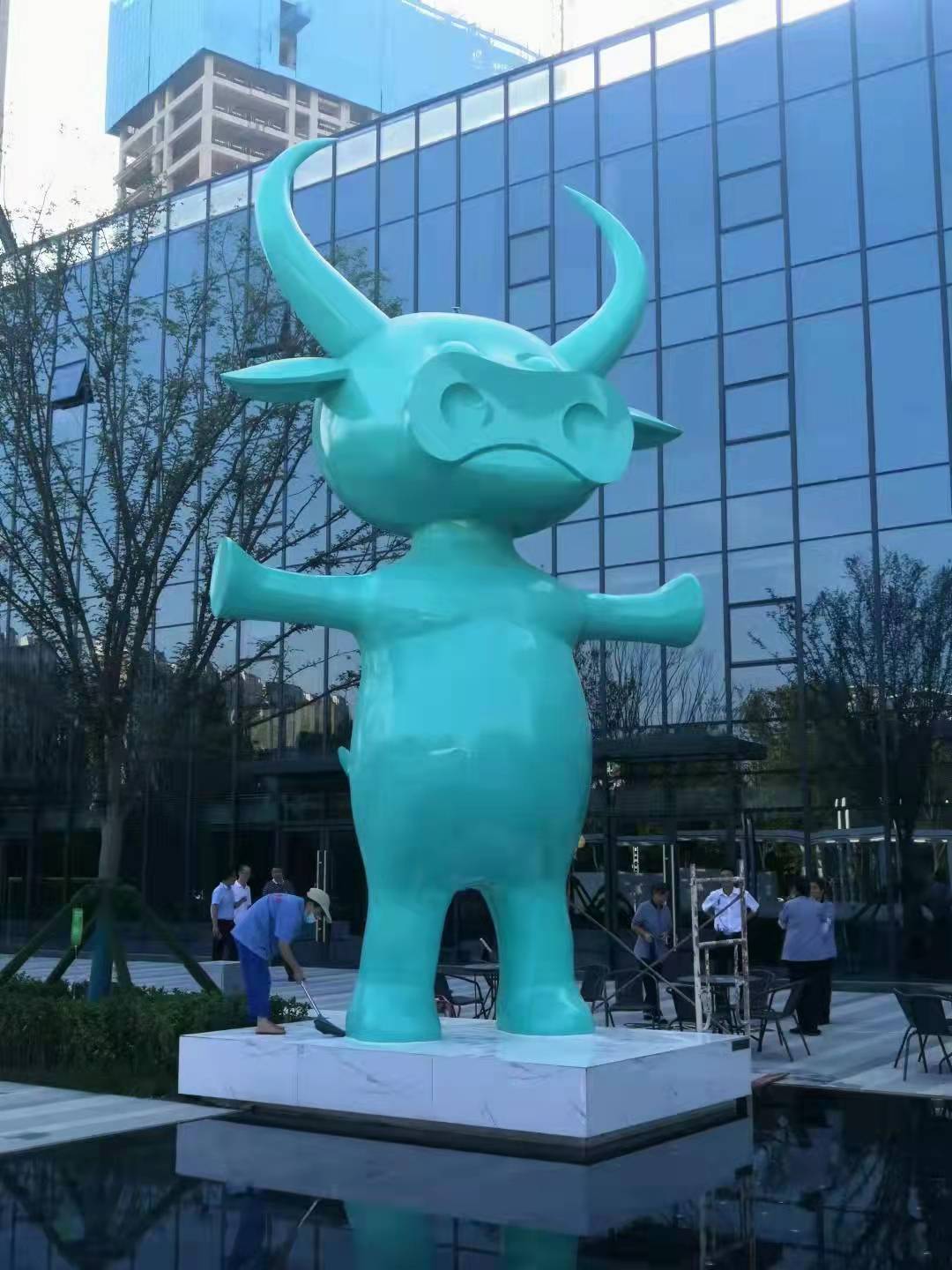 安陽IFC金融中心不銹鋼創意雕塑牛